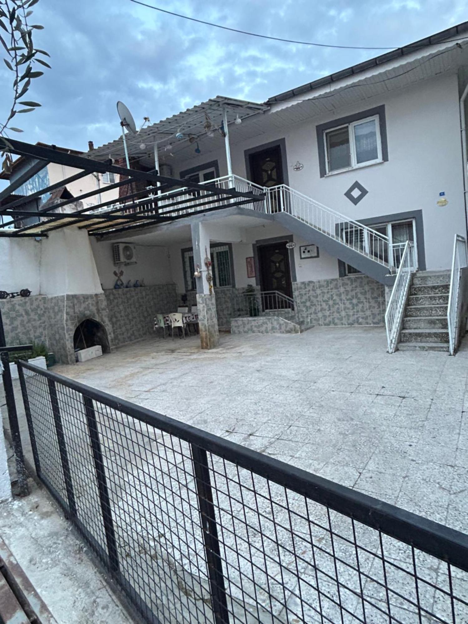 Happy House 1 *